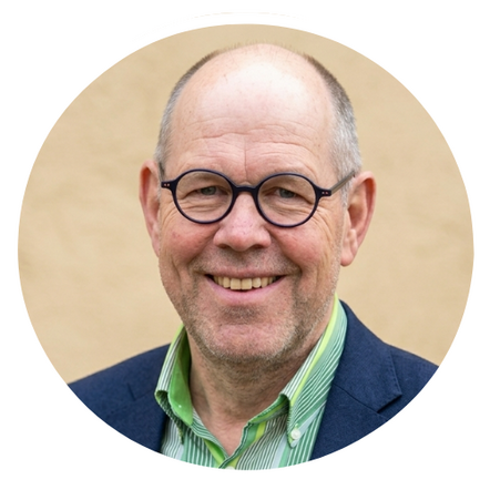 Johannes de Geus in formele outfit met warm achtergrond - licht zand kleur